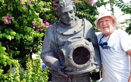 Bodrum’un son süngercisi Aksona’nın heykeli dikelecek, Ata Demirer’de yalnız bırakmadı