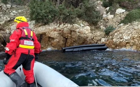 Göçmen botu battı bir kadın bir çocuk öldü, kayıplar var