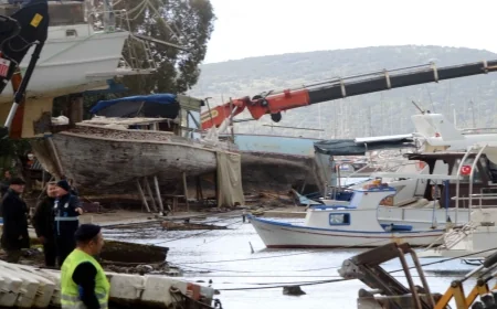 Gümbet koyunda  tekne ve kaçak iskele temizliği başladı