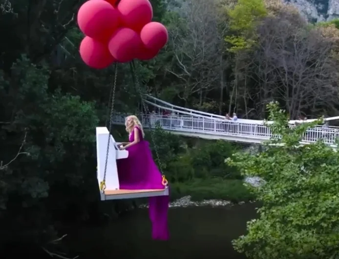 Uçan piyanistten yine muhteşem bir gösteri, 800 yıllık kulede konser verdi