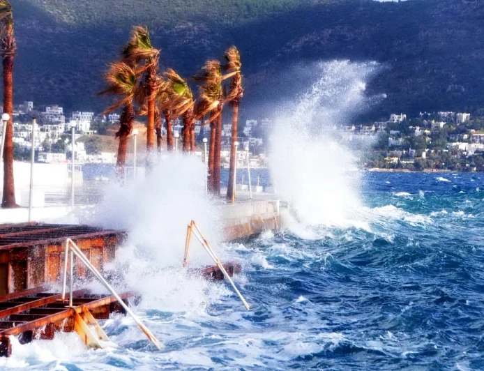 Bodrum’da şiddetli lodos hayatı etkiledi