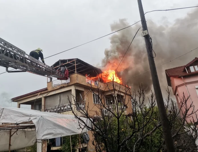 Yanan evde can pazarı yaşandı