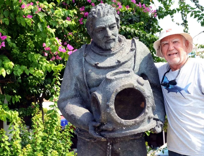 Bodrum’un son süngercisi Aksona’nın heykeli dikelecek, Ata Demirer’de yalnız bırakmadı