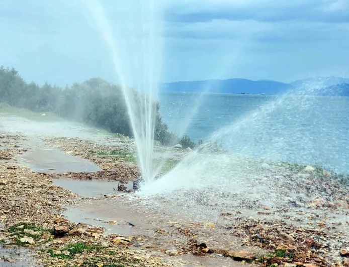 Su isale hattı yine patladı tonlarca su boşa aktı
