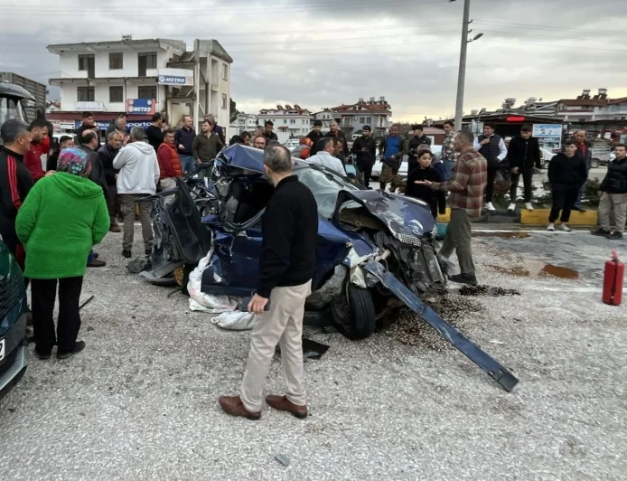 Saklıkent Kavşağı’nda Zincirleme Kaza: 4 Yaralı
