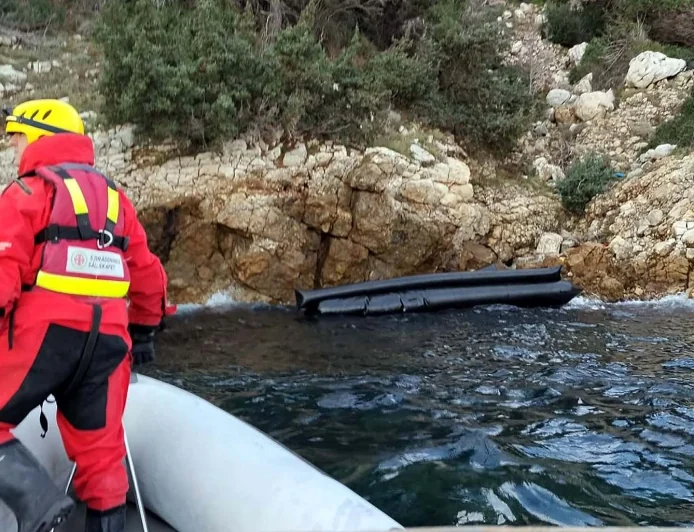 Göçmen botu battı bir kadın bir çocuk öldü, kayıplar var