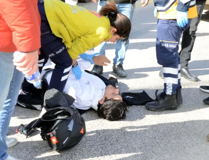 Torba'da motosikletten 30 metre ileriye fırlayan genci kaskı kurtardı