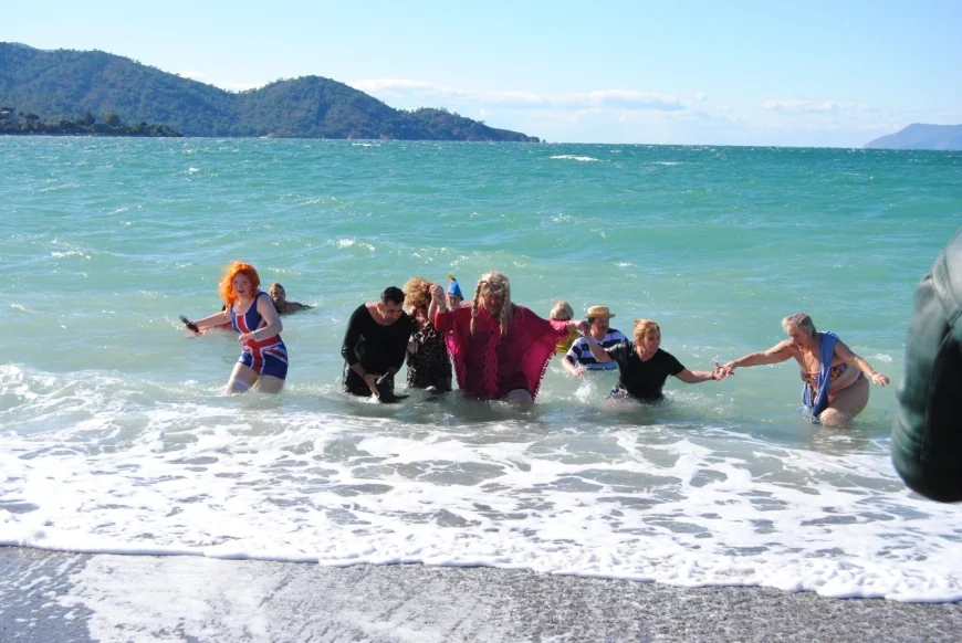 Çocuklara yardım amacıyla kostümlerle buz gibi havada denize girdiler