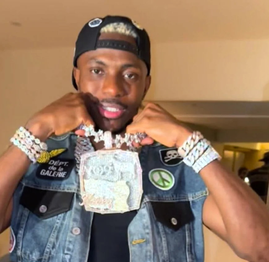 Galatasaraylı Osimhen, doğum günündeki dev elmas kolyesi olay oldu