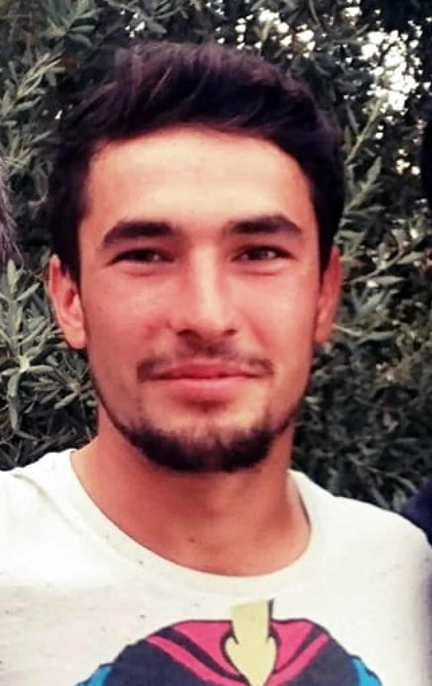 Mazılı genç yolun karşısına geçerken araba çarptı , yaşamını yitirdi