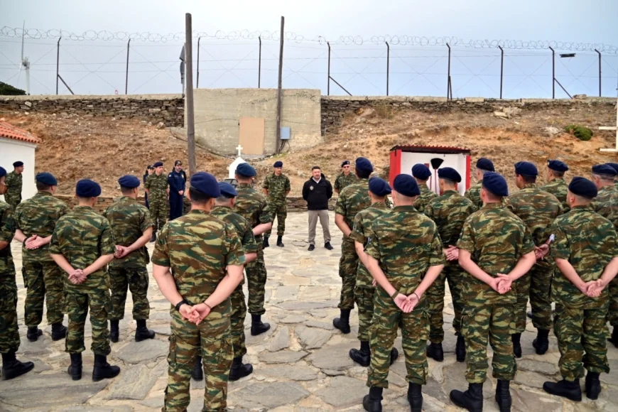 Komşuda On Binlerce Asker Sokaklara İniyor