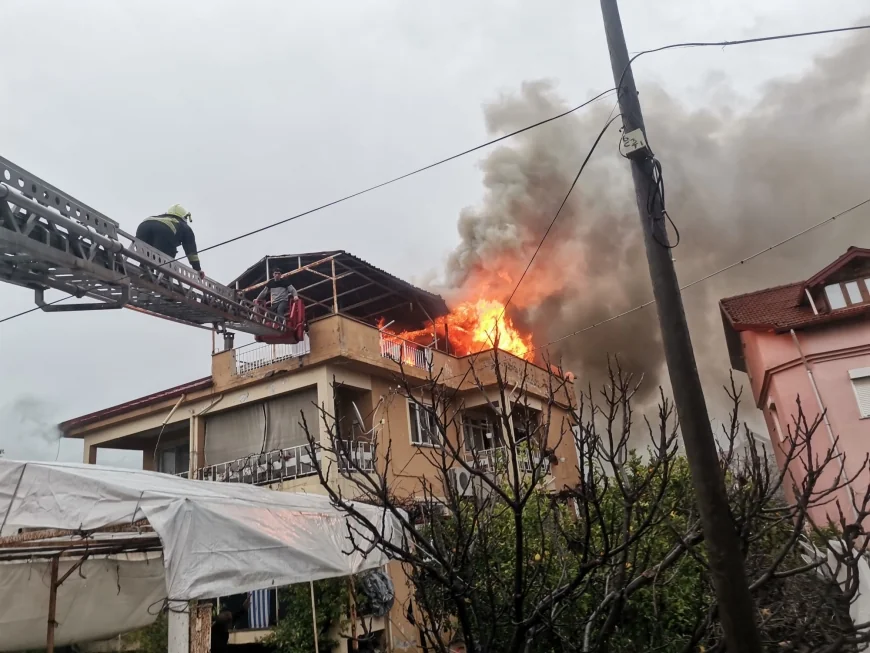 Yanan evde can pazarı yaşandı