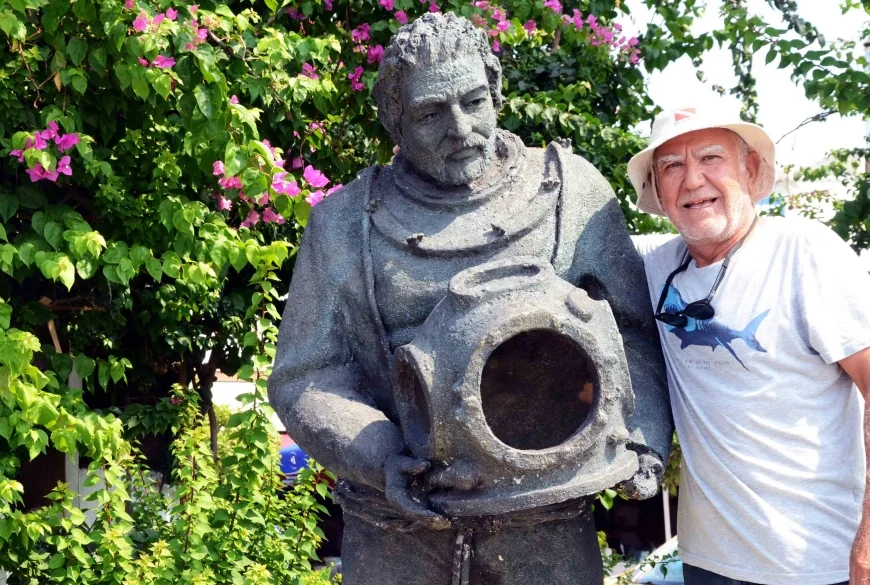 Bodrum’un son süngercisi Aksona’nın heykeli dikelecek, Ata Demirer’de yalnız bırakmadı