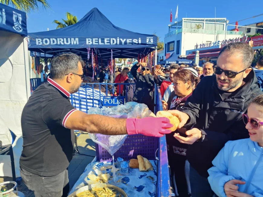 Bodrum’da Karadeniz rüzgarı esti 5 ton hamsi kapış kapış gitti