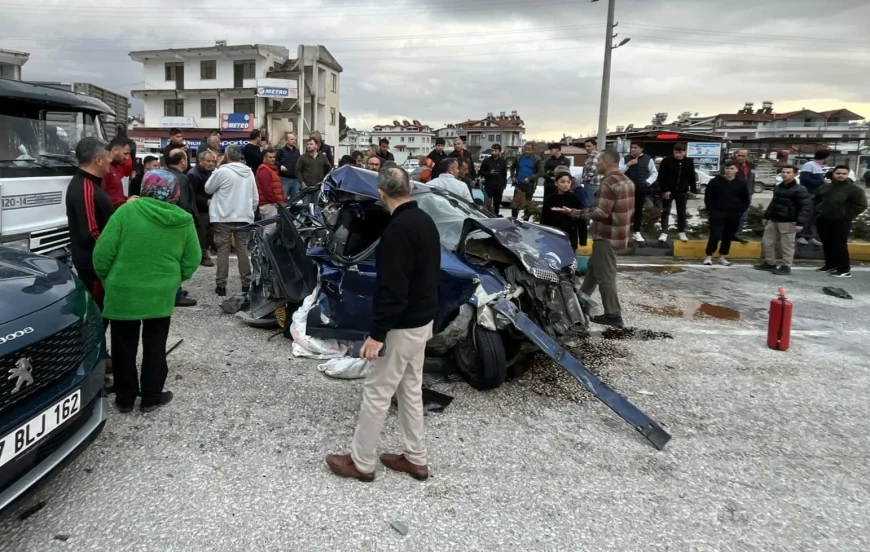Saklıkent Kavşağı’nda Zincirleme Kaza: 4 Yaralı