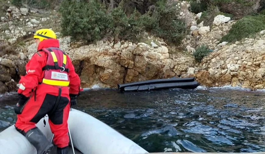 Göçmen botu battı bir kadın bir çocuk öldü, kayıplar var