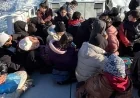 Karadan ulaşımın olmadığı ıssız bölgeye terk edilen göçmenler denizden operasyon ile kurtarıldı