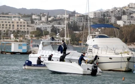 İskelelerin kaldırıldığı Gümbet’te Bodrum’da fırtına etkili oldu, tekneler karaya sürüklendi