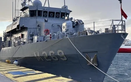 Anamur mayın gemisi Pire limanına demirledi