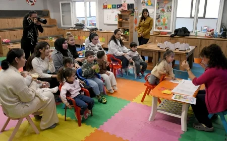 Minik elleriyle tasarladıkları evlerin bahçesine tohum ektiler