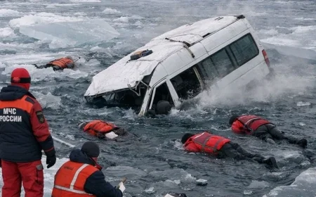 Turistleri taşıyan araç buz kırılması sonucu göle düştü: 8 kişi öldü