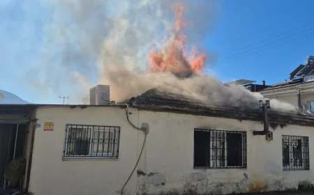 Fethiye’de Ev Yangını Paniğe Neden Oldu