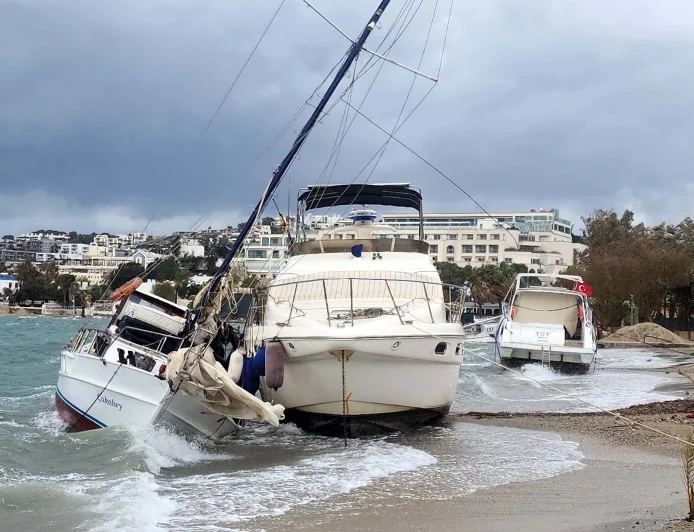 Bodrum’da fırtına kabusu yatlar karaya  sürüklendi