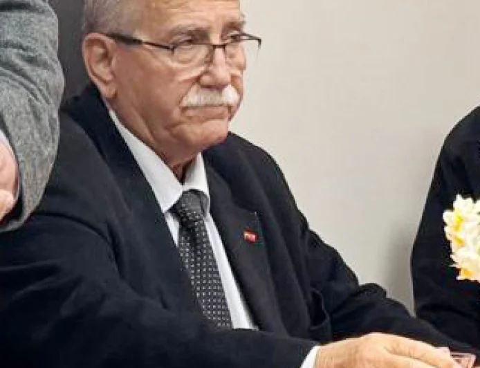 Tarlasındaki zeytinleri kestiren CHP İlçe Başkanı istifa etti