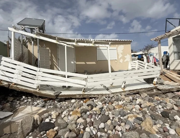 Fırtına İstanköy adasını  harabeye çevirdi