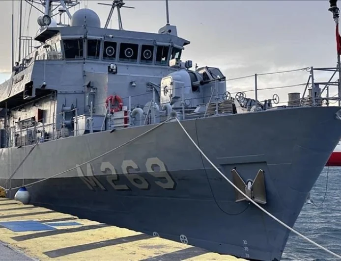 Anamur mayın gemisi Pire limanına demirledi