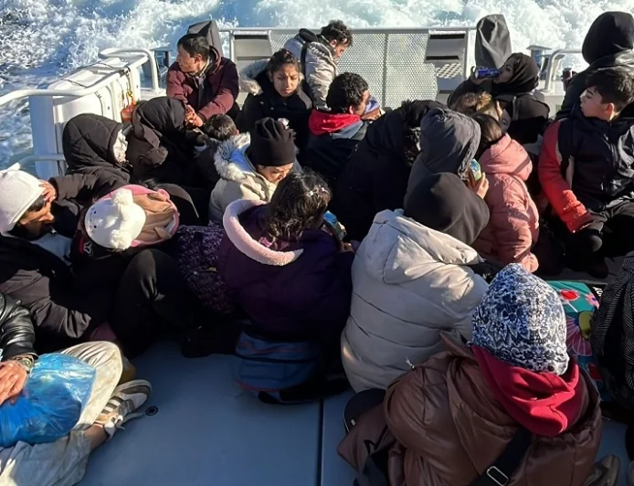 Karadan ulaşımın olmadığı ıssız bölgeye terk edilen göçmenler denizden operasyon ile kurtarıldı