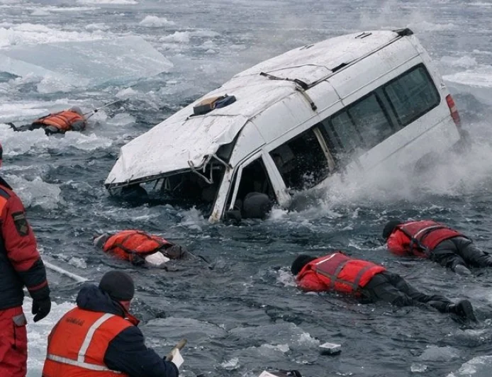 Turistleri taşıyan araç buz kırılması sonucu göle düştü: 8 kişi öldü