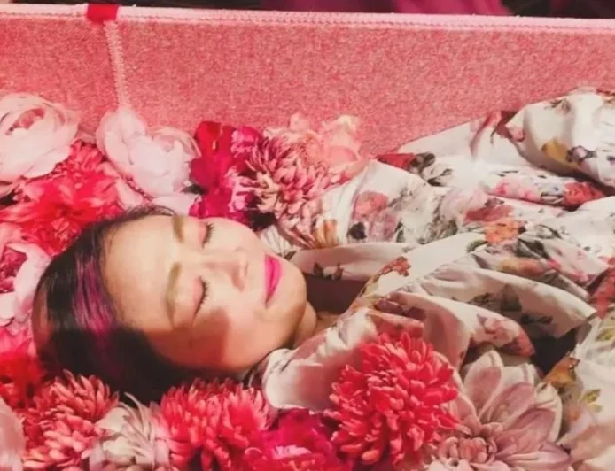 Binlerce kişi bu akıma kapıldı. TABUTTA  30 DAKİKA “Tabutta meditasyon”