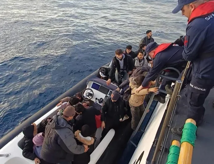 Muğla Açıklarında Göçmen Operasyonu: 14 Düzensiz Göçmen ve 2 Şüpheli Yakalandı