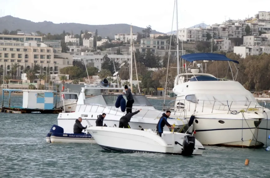 İskelelerin kaldırıldığı Gümbet’te Bodrum’da fırtına etkili oldu, tekneler karaya sürüklendi