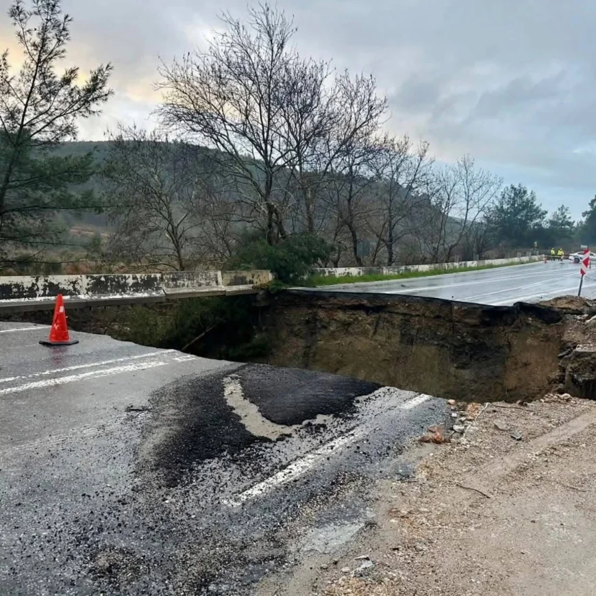 Karayolu selde böyle çöktü, büyük panik yaşandı