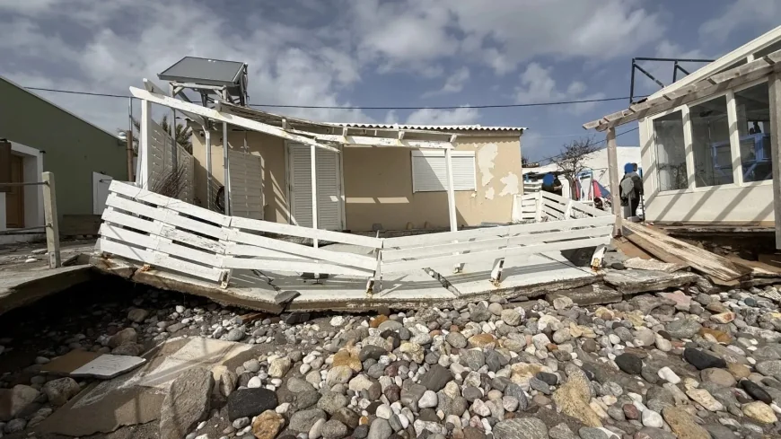 Fırtına İstanköy adasını  harabeye çevirdi