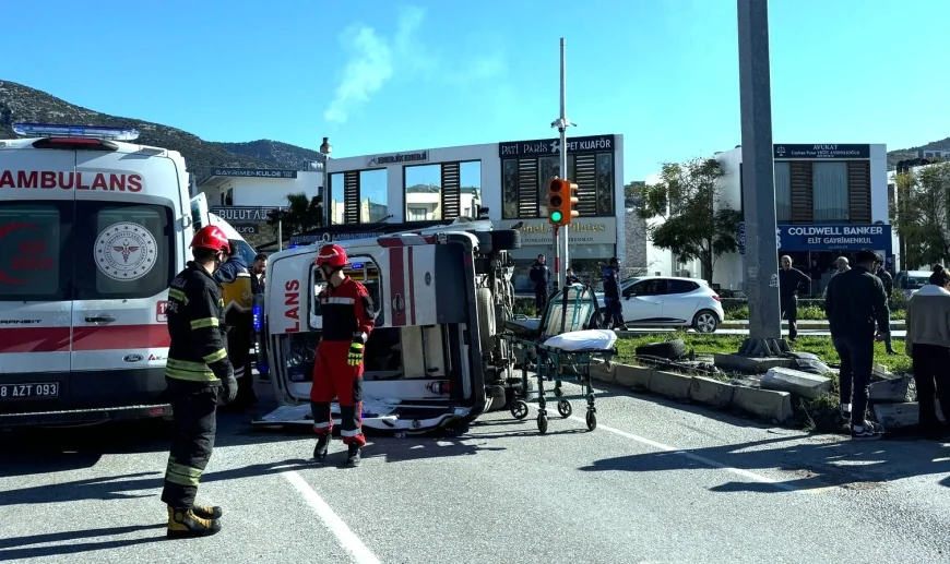 Bodrum’da ambulans kaza yaptı devrildi, hastayı itfaiye ekipleri güçlükle çıkardı