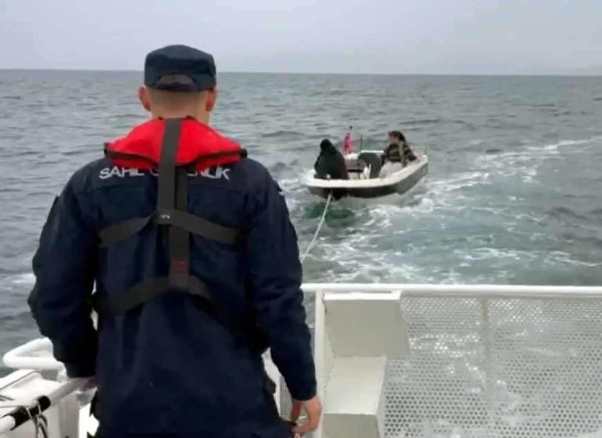 Balık avlarken açık denize sürüklenen iki kişiyi sahil güvenlik kurtardı