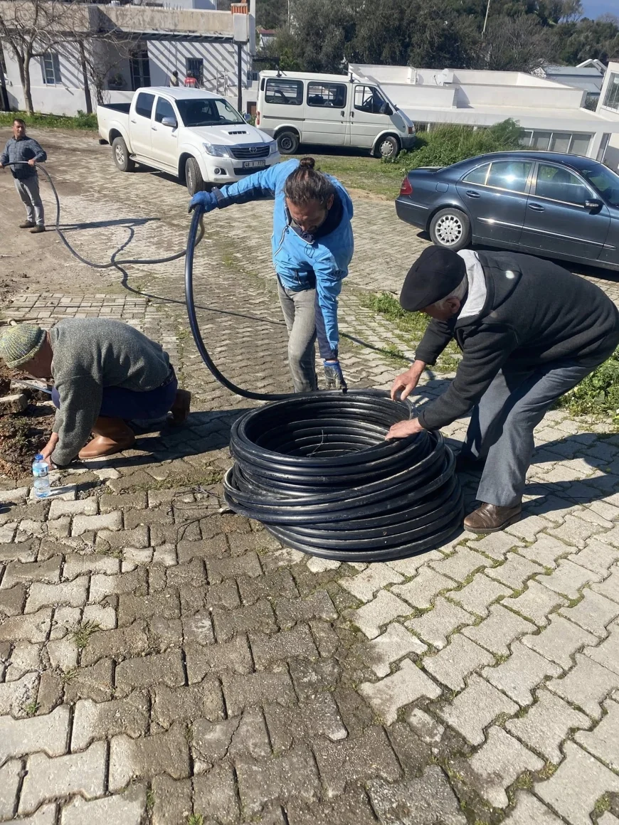 Yalıkavak’ta mahallenin su hattını 70 yaşındaki Hababam takımı döşüyor