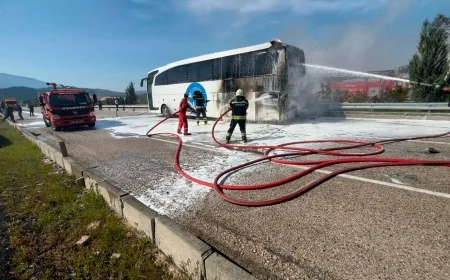 Muğla’da Otobüs Yangını Paniğe Neden Oldu Seydikemer’de seyir halindeki yolcu otobüsü alev aldı, 3 tavuk telef oldu