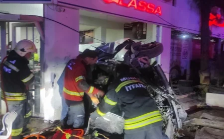 Bodrum’da otomobil mağazaya girdi hurda haline geldi üç yaralı