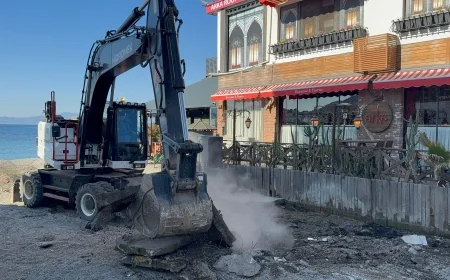    Bodrum’da halk plajında  denizin içine kadar işgal kaldırıldı