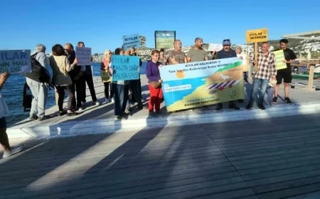 Gündoğan’da vatandaşın eylem yaptığı halk plajındaki iskele yıkıldı