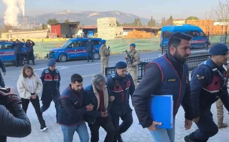 EVİ YAKARAK  ALTINLARI İÇİN KARI KOCAYI ÖLDÜREN TORUN  VE EŞİ İLE YARDIMCILARI ADLİYEYE SEVK EDİLDİ