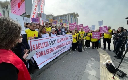 MUĞLA AİLE HEKİMLERİ DERNEĞİ, BAKANLIK ÖNÜNDE EYLEM YAPTI
