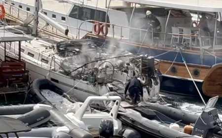 Göçmen kaçakçılığında yakalanan yelkenli tekne yandı