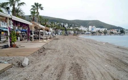 SİZCE BODRUM SAHİLLERİ BÖYLE OLURMU ? Bodrum halk plajında isyan ettiren işgaller kaldırılıyor