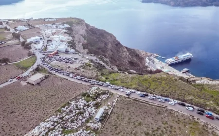 Ege’nin ortasındaki dünyaca ünlü turistik  adada heyelan oldu, adanın limanı kapatıldı