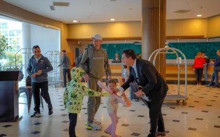 Sezonun ilk turistleri Marmaris’te çiçeklerle karşılandı